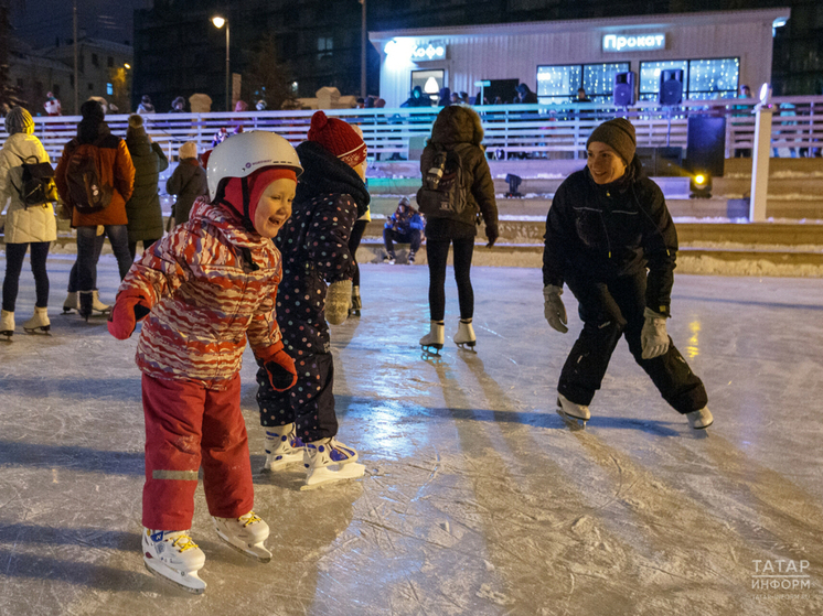 В Казани начали готовить хоккейные коробки к зимнему сезону