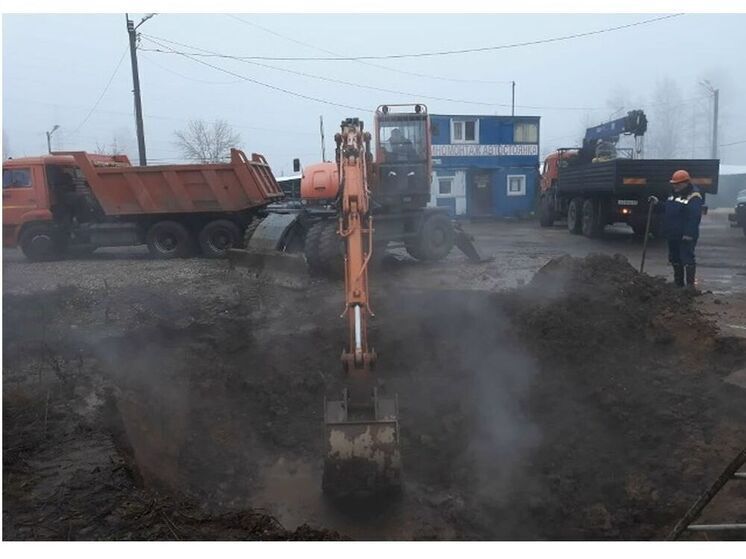 В Смоленске снова потекла теплосеть на улице 25-го сентября