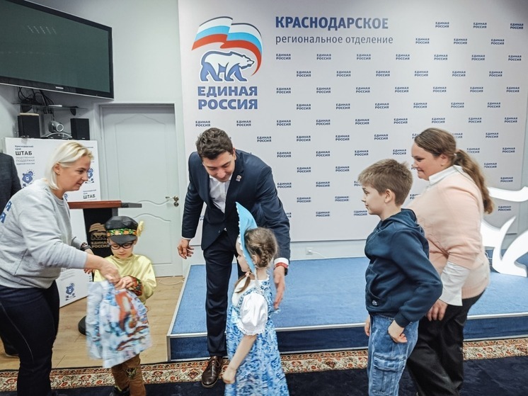 Депутат ЗСК Валерий Горюханов поздравил с наступающими праздниками детей участников СВО