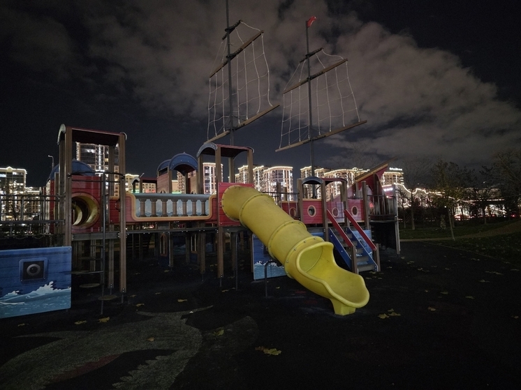 «Свет просто выключили и всё»: жители краснодарских многоэтажек не могут дождаться освещения во дворе больше двух лет