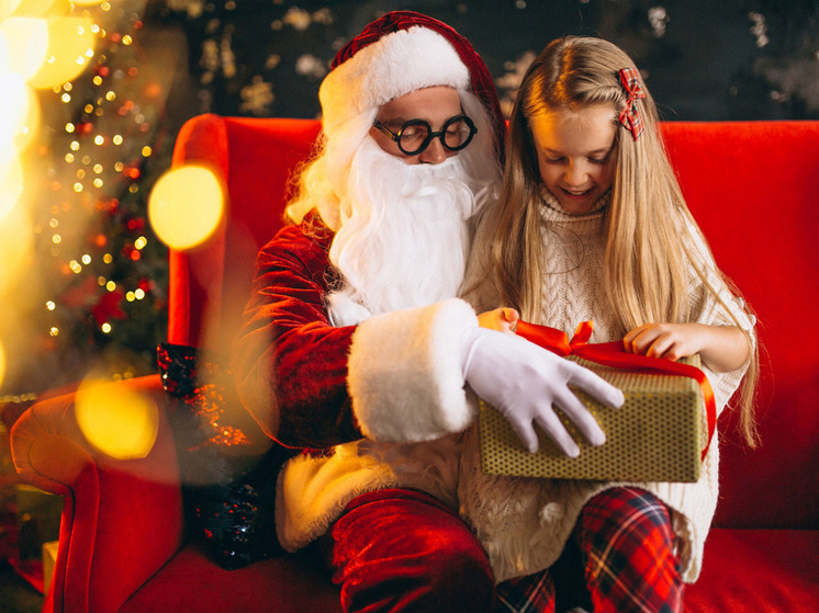 Детям Омской области представили ИИ-Деда Мороза