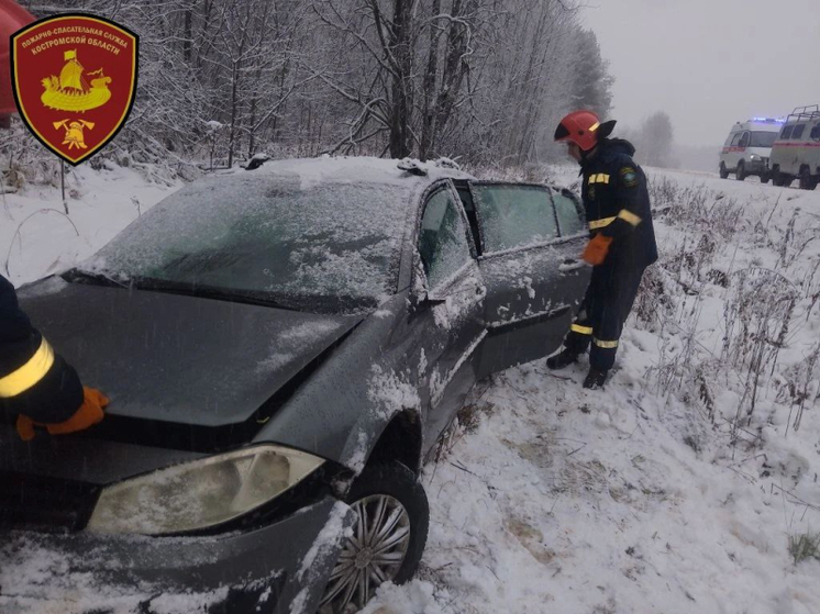 Спасатели Костромы спасли водителя легковушки, который свалился в кювет