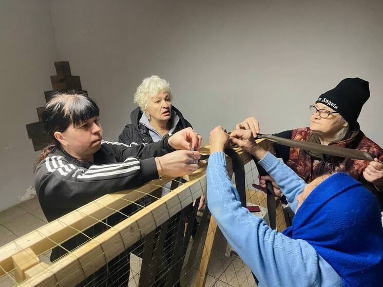 Волонтёры Красноярска освоили передовую технологию плетения маскировочных сетей