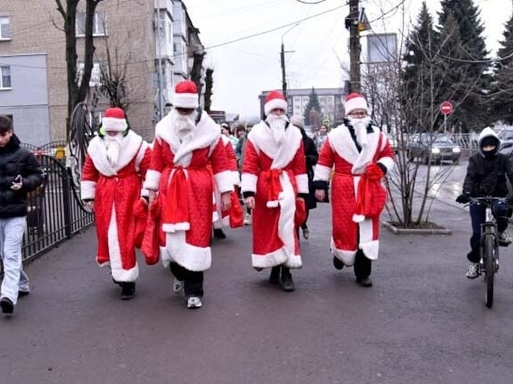 В Свердловске прошел парад Дедов Морозов в честь Дня святого Николая