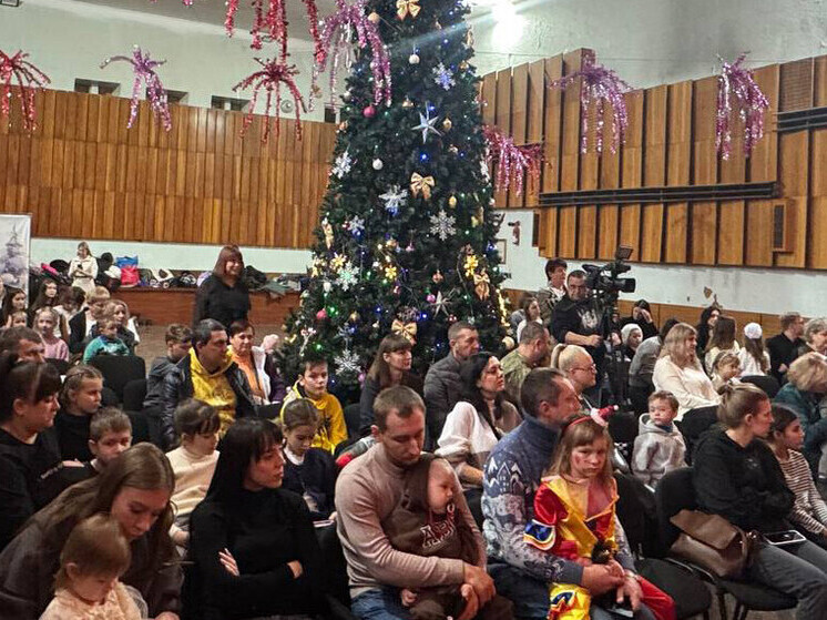 В Луганске открылась Профсоюзная елка для детей членов профсоюзов и участников СВО