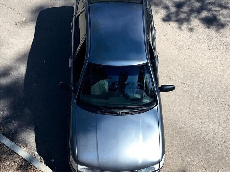 В Воронеже на парковке авто провалилось под землю