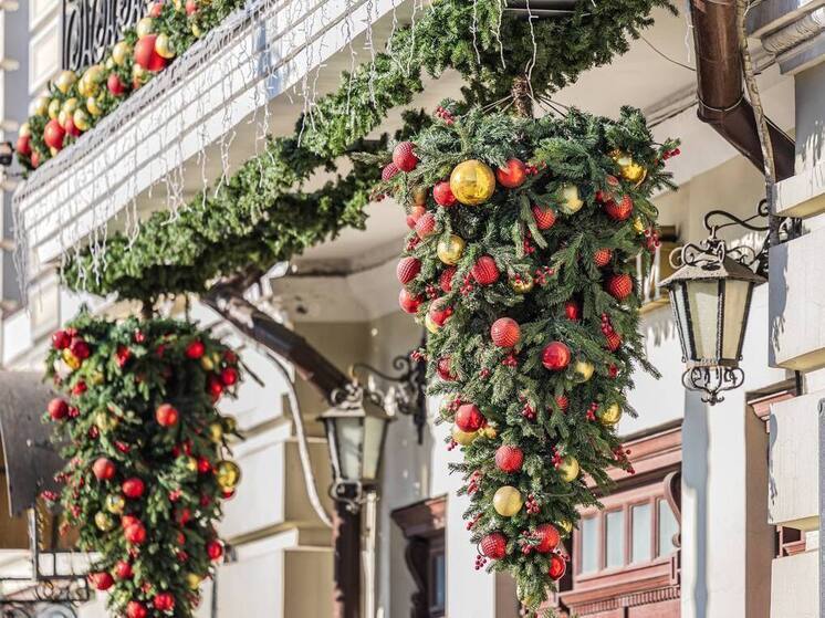 Композиции из еловых веток: Владивосток активно украшают к Новому году