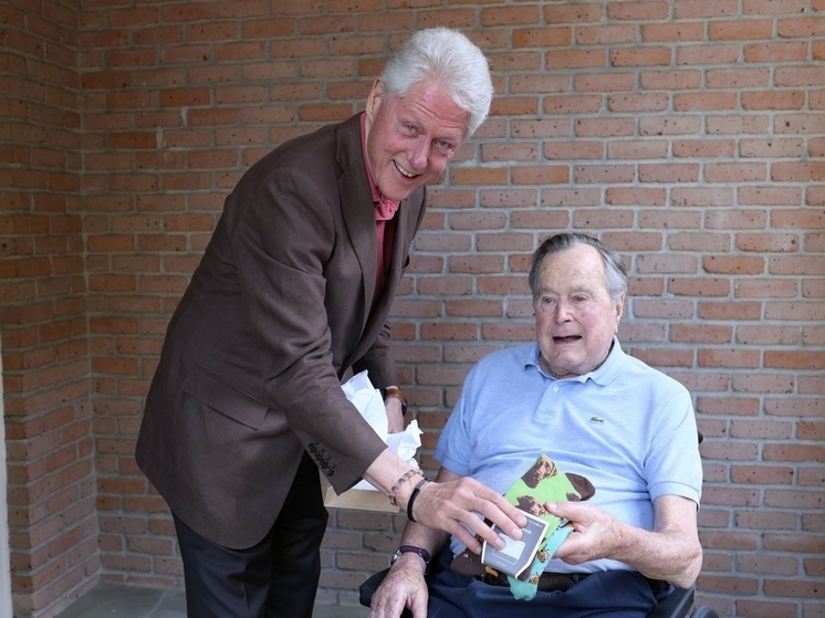 Опубликованы фотографии Билла Клинтона с девушками из архива Эпштейна