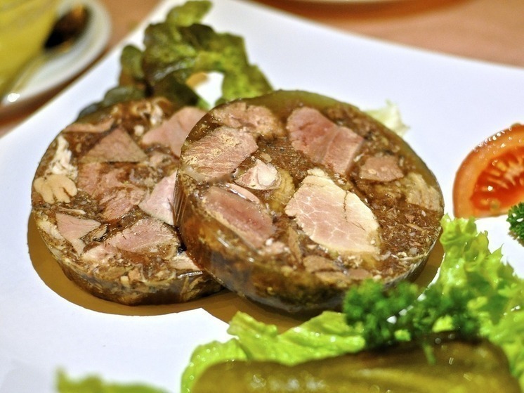 Холодец может замедлять усвоение алкоголя организмом - врач