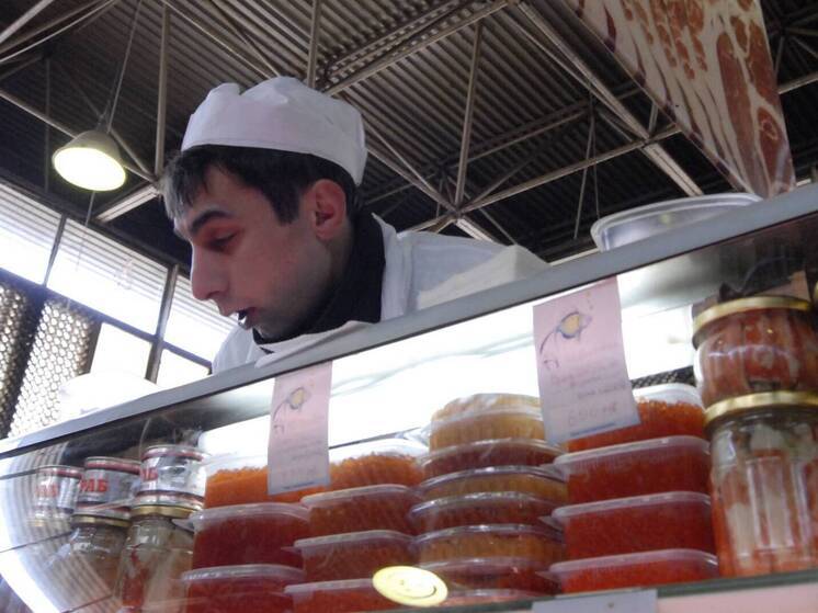 МВД: мошенники перед Новым годом обманывают россиян объявлениями о распродаже красной икры