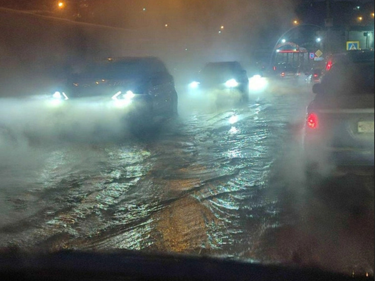 Коммунальная авария затопила дороги в микрорайоне Радужный