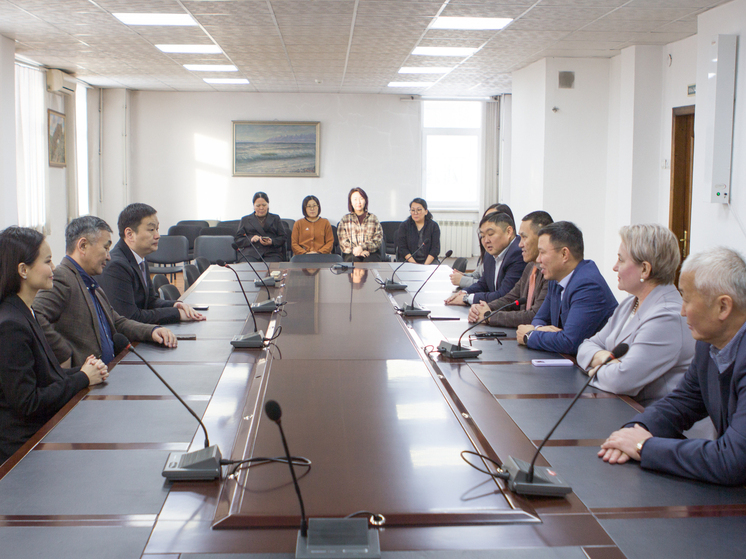 Делегация Генконсульства Монголии ознакомилась с фондами бурятского института