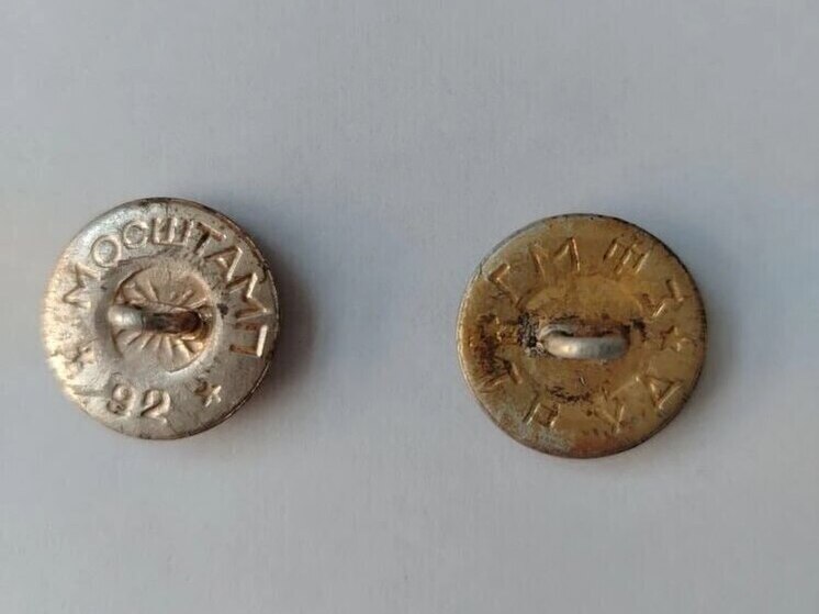 В Курильский музей передали уникальные пуговицы военного времени, найденные на берегу реки