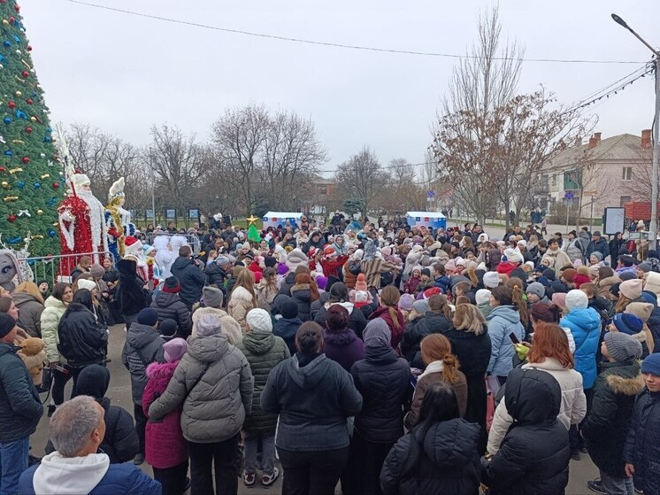 В Геническе открылась новогодняя елка