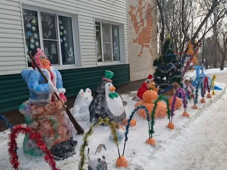 Сказочных персонажей из снега слепили работники детского центра «Амурский» Хабаровска