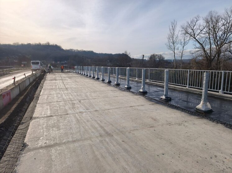 На дороге Тополи – Севастьяновка продолжается реконструкция моста