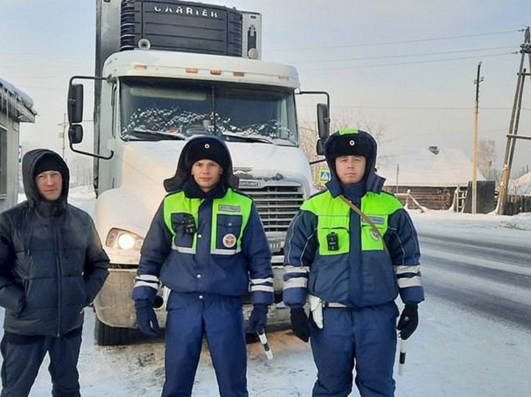 В Красноярском крае водитель, застрявший на трассе в мороз, получил помощь от ГИБДД