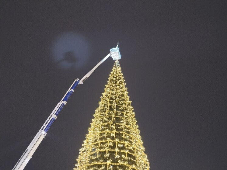 Соборная площадь засияла: Дед Мороз зажег огни главной елки региона в Белгороде