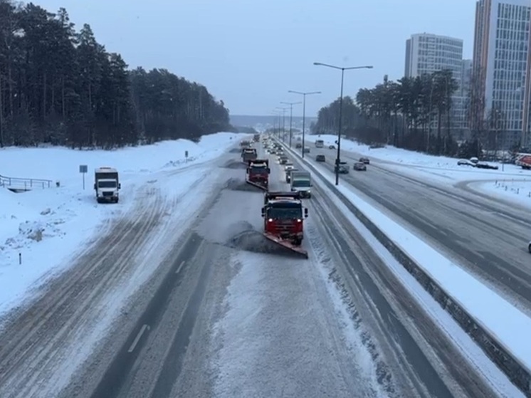 Дополнительную технику задействовали в Свердловской области для очистки дорог
