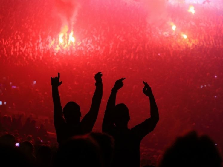 В Петербурге фаерщик получил серьезные ожоги после выходки зрительницы