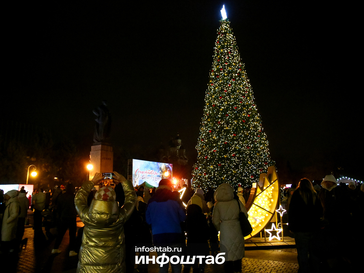 В Астрахани на площади Ленина зажглись огни главной ёлки города