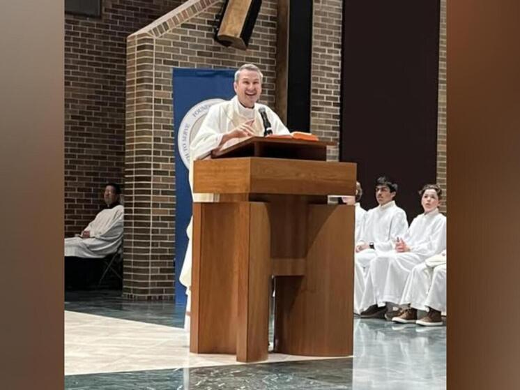 Епископ Рональд Хикс должен завершить многомиллионное урегулирование с жертвами педофилов в рясах