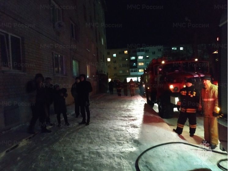 В центре Екатеринбурга загорелся бар на первом этаже пятиэтажки