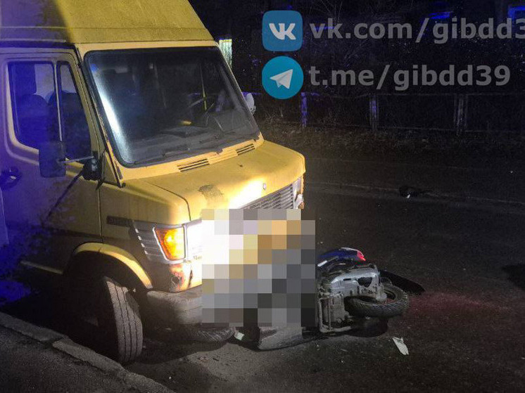 Калининградский мопед не смог объехать стоящий фургон