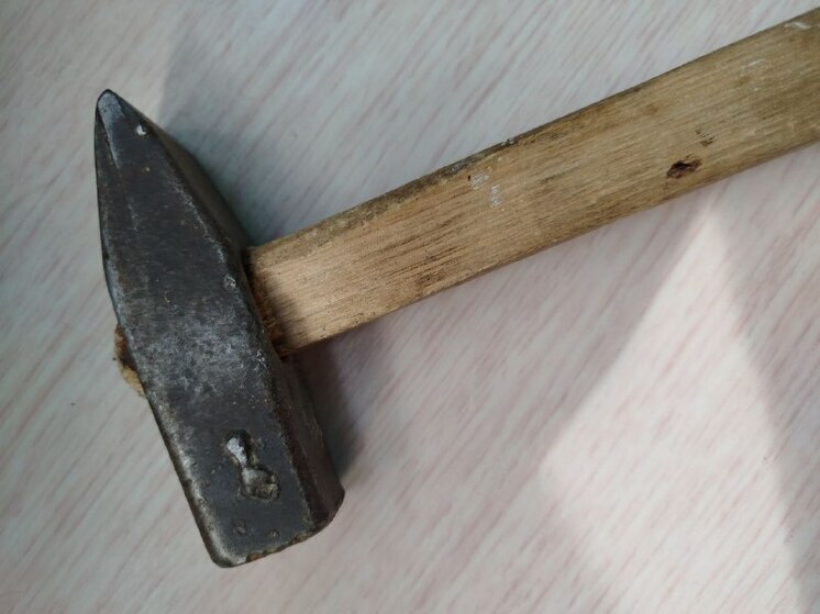 В Майминском районе 74-летний местный житель избил молотком своего собутыльника