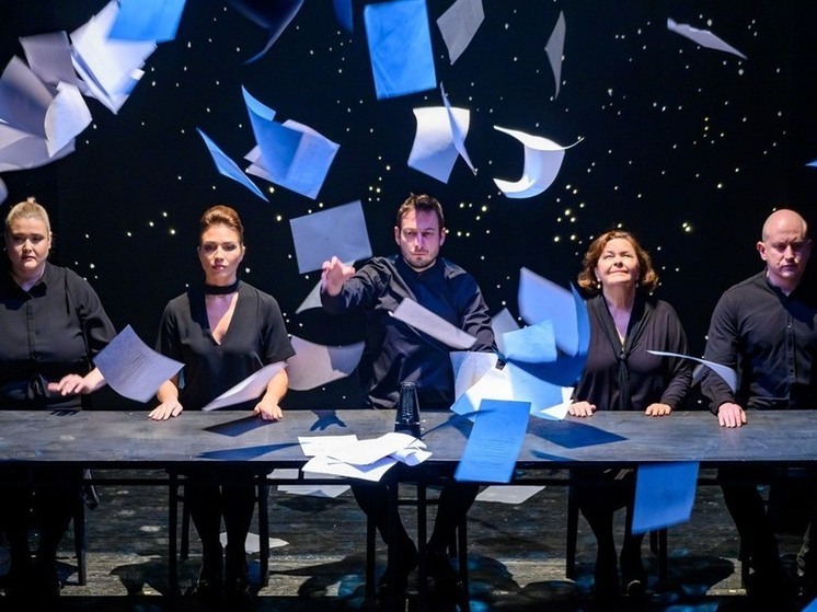 Телеграм-канал Ленинградского государственного Театра на Васильевском задал зрителям вопрос: «С какого спектакля началось ваше знакомство с театром?» Казалось бы, ничего особенного. Но отклик от зрителей стал неожиданно активным. Опрос получил большое количество историй, которые иначе как «истории любви» не назовешь.