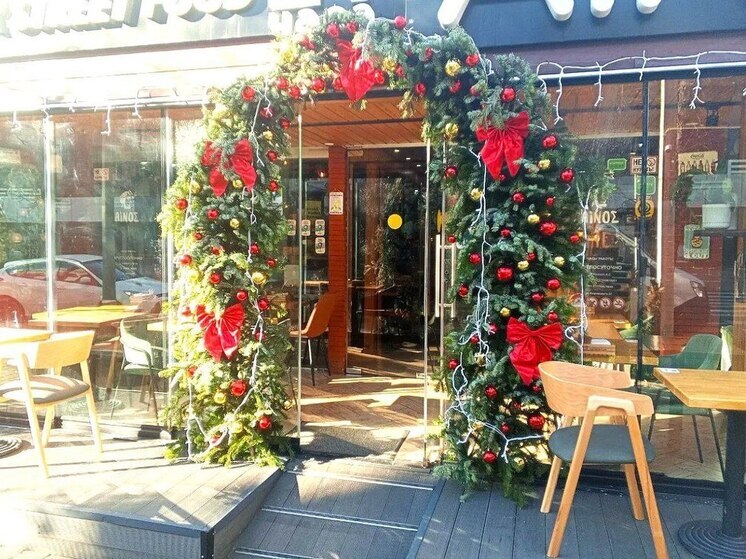 В Сочи полным ходом идет предпраздничное оформление объектов потребительской сферы