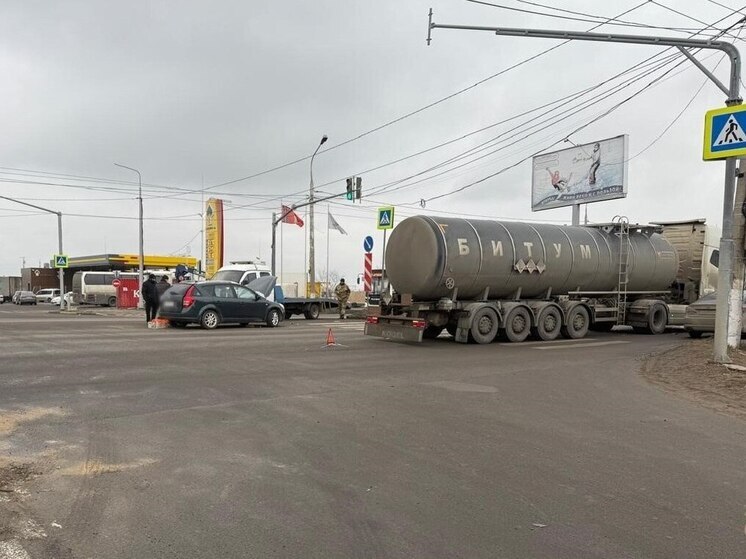 В Волгограде в ДТП с фурой и иномаркой пострадали 5 человек