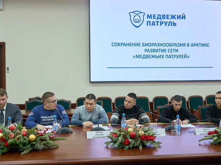 Белый медведь — символ дикой природы Арктики, однако изменение климата вынуждает этих крупных хищников покидать привычную среду обитания и приближаться к человеческим поселениям