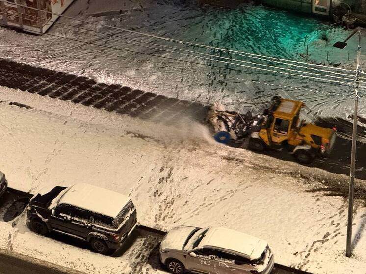 На Туристов в Мурманске снег сбрасывают под подпорную стену