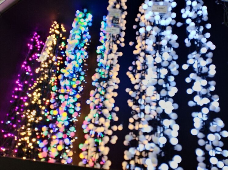 Подготовка к Новому году уже давно не связана только с покупкой елки и подарков. Мы хотим создать дома атмосферу уюта и праздника, и при этом не тратить лишние деньги. Тренды новогоднего декора в 2026 году как раз отвечают этому запросу. Они достаточно просты, понятны и легко адаптируются как для городской квартиры, так и для загородного дома.