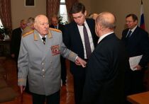 В такие «искристые» предновогодние дни у нас отмечается один из самых «серьезных» профессиональных праздников