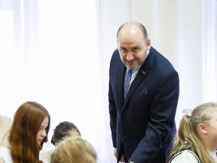 Новгородские врачи подарили детям книги собственного авторства