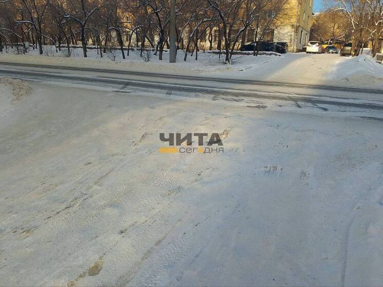 Скорая не смогла проехать во двор дома в Чите из-за снежного наката