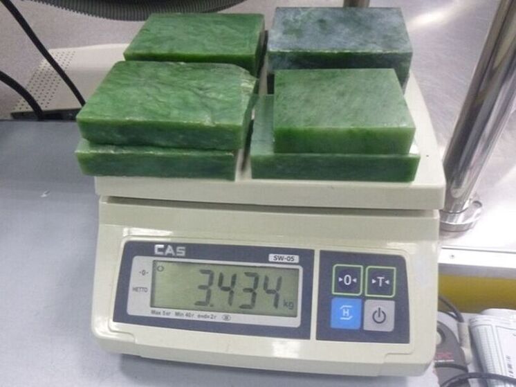 Иностранец вёз в Пекин 3,5 кг нефрита