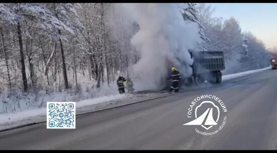 Загоревшийся автомобиль временно перекрыл движение на трассе Москва–Челябинск