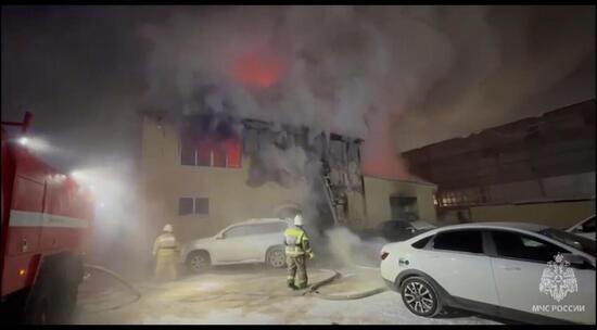 МЧС ликвидирует крупный пожар в Нефтеюганске