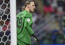 Только Матвей Сафонов подарил нам настоящее волшебство под Новый год, как сразу выяснилось, что не всё хорошо у этого Деда Мороза. И речь, к сожалению, о здоровье. Дело в том, что Сафонов сломал руку во время финального матча Интерконтинентального кубка, где его «ПСЖ» выиграл у «Фламенго» а сам он отразил четыре пенальти, чего никому ранее не удавалось. В этой информации есть и хорошая и плохая сторона. Интересно, какая из них повлияет на будущее российского голкипера парижан в большей степени?