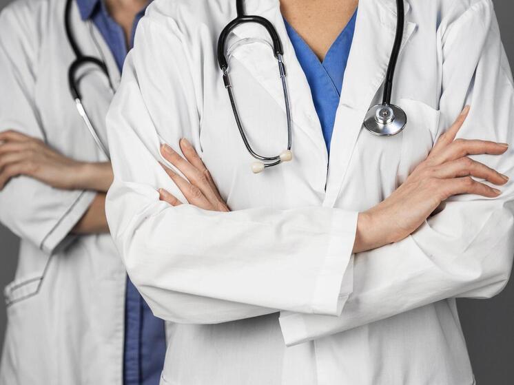 Запорожским медикам продлили право на работу по старым документам