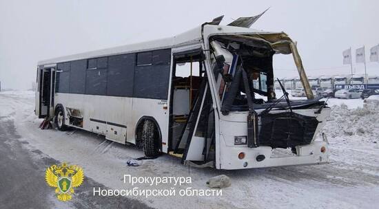 Под Новосибирском автобус с пассажирами столкнулся с фурой
