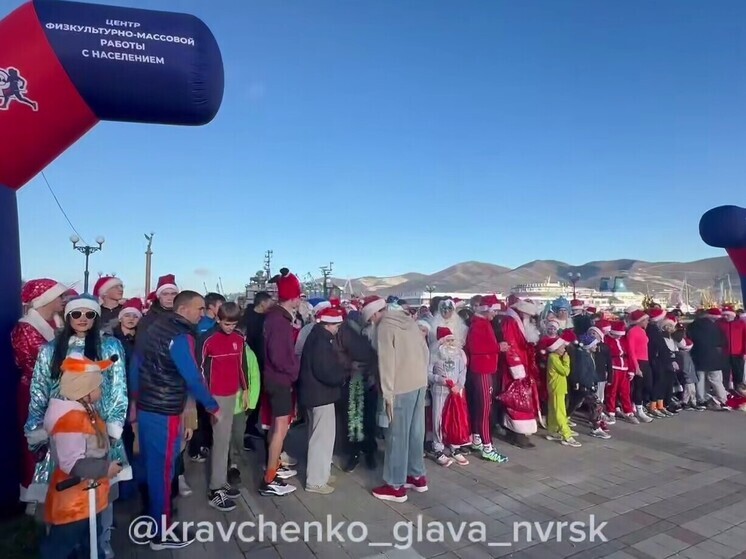 Около 100 человек поучаствовали в забеге Дедов Морозов в Новороссийске