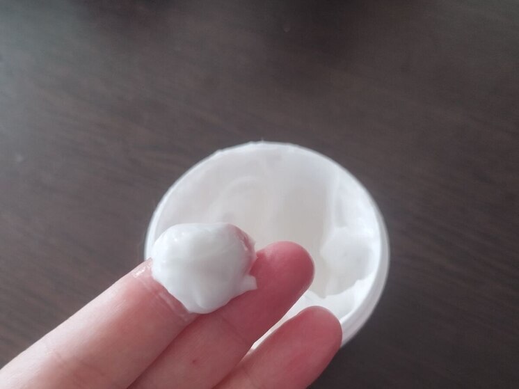 Зима и отопительный сезон ежегодно становятся испытанием для кожи северян. Сухой воздух в квартирах, перепады температур и горячий душ часто приводят к стянутости, шелушению и раздражению кожи. При этом привычный уход уже не помогает, а проблема с кожей остается и ее нужно как-то решать.