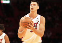 Дебют Владислава Голдина в Национальной баскетбольной ассоциации (НБА) — ещё одно символическое событие для российского баскетбола. 24-летний центровой из Нальчика вышел на площадку в матче регулярного чемпионата против «Бостон Селтикс», проведя на ней всего 55 секунд, но успев зафиксировать результативную передачу. Пусть и кратковременный, но этот выход знаменует возвращение россиян в элиту мирового баскетбола после долгого перерыва.