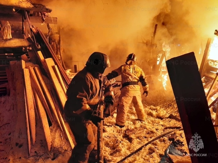 В Каменске-Уральском потушили крупный пожар в частном секторе