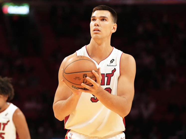 Дебют Владислава Голдина в Национальной баскетбольной ассоциации (НБА) — ещё одно символическое событие для российского баскетбола. 24-летний центровой из Нальчика вышел на площадку в матче регулярного чемпионата против «Бостон Селтикс», проведя на ней всего 55 секунд, но успев зафиксировать результативную передачу. Пусть и кратковременный, но этот выход знаменует возвращение россиян в элиту мирового баскетбола после долгого перерыва.