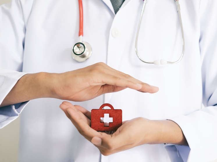 Ключевой момент — не отдельные повышения, а их масштаб. Глава DAK Андреас Шторм прогнозирует, что к концу года рост дополнительных взносов затронет более 39 млн человек, то есть около 52% всех застрахованных в системе GKV. Новости Германии по-русски